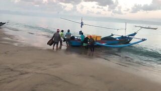 Традиционный рыбный и морепродуктовый рынок в Jimbaran Bali утренний улов и торг