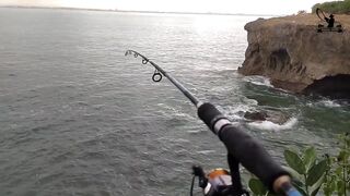 Спокойная рыбалка на экстремальном споте Tegal Wangi Bali ловим и тут же отпускаем птицу