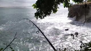 Спокойная рыбалка на экстремальном споте Tegal Wangi Bali ловим и тут же отпускаем птицу