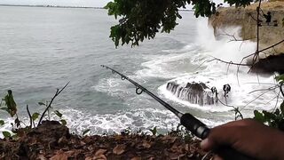 Спокойная рыбалка на экстремальном споте Tegal Wangi Bali ловим и тут же отпускаем птицу