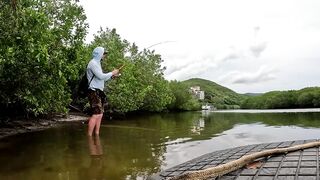 Спиннинг в Китае остров Хайнань береговая рыбалка по морскому хищнику у камней