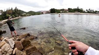 Спиннинг в Китае остров Хайнань береговая рыбалка по морскому хищнику у камней