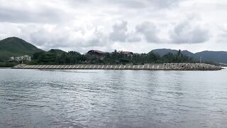 Спиннинг в Китае остров Хайнань береговая рыбалка по морскому хищнику у камней