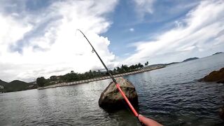Спиннинг в Китае остров Хайнань береговая рыбалка по морскому хищнику у камней