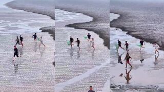 Рыбалка на приливе в устье реки Qiantang Zhejiang огромная волна и осторожные забросы у кромки