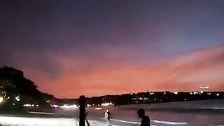 Рыбак в Джимбаране Бали тихий вечер на пляже и подготовка снастей к морю