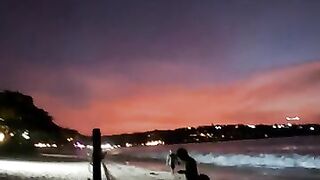 Рыбак в Джимбаране Бали тихий вечер на пляже и подготовка снастей к морю