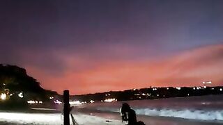 Рыбак в Джимбаране Бали тихий вечер на пляже и подготовка снастей к морю