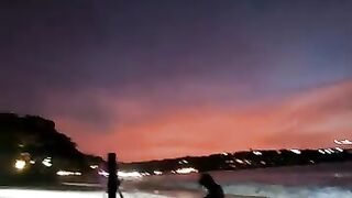 Рыбак в Джимбаране Бали тихий вечер на пляже и подготовка снастей к морю