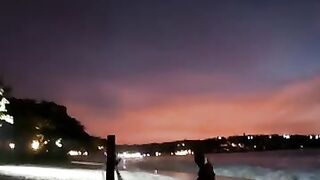 Рыбак в Джимбаране Бали тихий вечер на пляже и подготовка снастей к морю