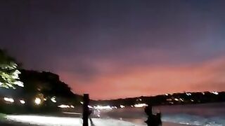 Рыбак в Джимбаране Бали тихий вечер на пляже и подготовка снастей к морю