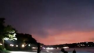 Рыбак в Джимбаране Бали тихий вечер на пляже и подготовка снастей к морю