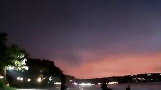 Рыбак в Джимбаране Бали тихий вечер на пляже и подготовка снастей к морю