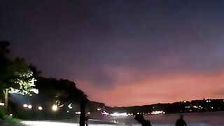 Рыбак в Джимбаране Бали тихий вечер на пляже и подготовка снастей к морю