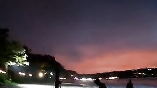 Рыбак в Джимбаране Бали тихий вечер на пляже и подготовка снастей к морю