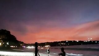 Рыбак в Джимбаране Бали тихий вечер на пляже и подготовка снастей к морю