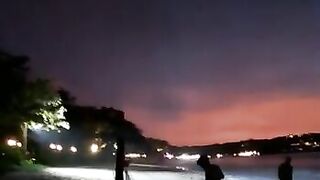 Рыбак в Джимбаране Бали тихий вечер на пляже и подготовка снастей к морю