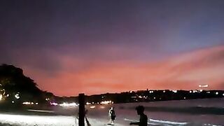 Рыбак в Джимбаране Бали тихий вечер на пляже и подготовка снастей к морю