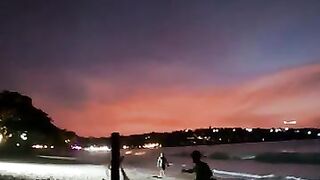 Рыбак в Джимбаране Бали тихий вечер на пляже и подготовка снастей к морю