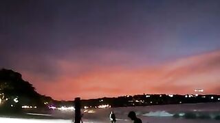 Рыбак в Джимбаране Бали тихий вечер на пляже и подготовка снастей к морю