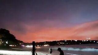 Рыбак в Джимбаране Бали тихий вечер на пляже и подготовка снастей к морю