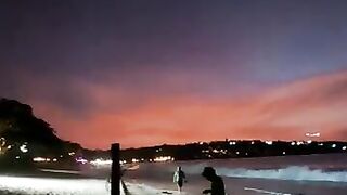 Рыбак в Джимбаране Бали тихий вечер на пляже и подготовка снастей к морю