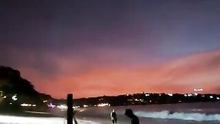 Рыбак в Джимбаране Бали тихий вечер на пляже и подготовка снастей к морю