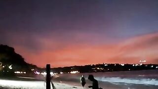 Рыбак в Джимбаране Бали тихий вечер на пляже и подготовка снастей к морю