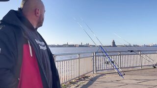 FISH ON на реке Mersey морская рыбалка с берега у устья и неожиданные поклевки