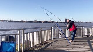 FISH ON на реке Mersey морская рыбалка с берега у устья и неожиданные поклевки