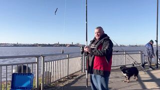 FISH ON на реке Mersey морская рыбалка с берега у устья и неожиданные поклевки