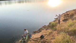 Вечерний клев в Керчи закат над морем и частые поклевки на набережной