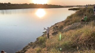 Вечерний клев в Керчи закат над морем и частые поклевки на набережной