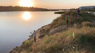 Вечерний клев в Керчи закат над морем и частые поклевки на набережной