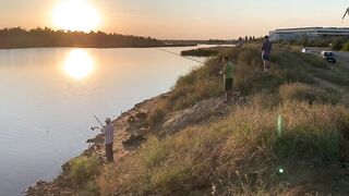 Вечерний клев в Керчи закат над морем и частые поклевки на набережной
