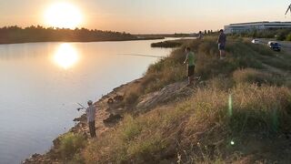 Вечерний клев в Керчи закат над морем и частые поклевки на набережной