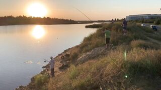 Вечерний клев в Керчи закат над морем и частые поклевки на набережной