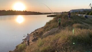 Вечерний клев в Керчи закат над морем и частые поклевки на набережной