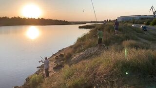 Вечерний клев в Керчи закат над морем и частые поклевки на набережной