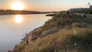 Вечерний клев в Керчи закат над морем и частые поклевки на набережной