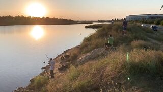 Вечерний клев в Керчи закат над морем и частые поклевки на набережной