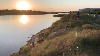 Вечерний клев в Керчи закат над морем и частые поклевки на набережной