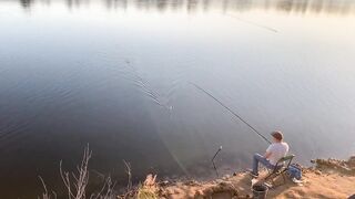 Вечерний клев в Керчи закат над морем и частые поклевки на набережной