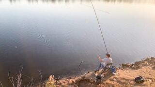 Вечерний клев в Керчи закат над морем и частые поклевки на набережной