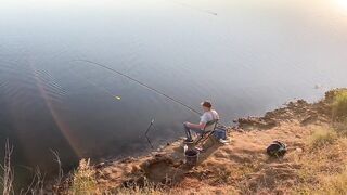 Вечерний клев в Керчи закат над морем и частые поклевки на набережной