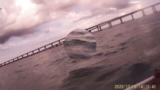 Рыбалка в Керчи у Крымского моста ставрида подходит косяками к берегу