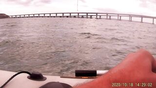 Рыбалка в Керчи у Крымского моста ставрида подходит косяками к берегу