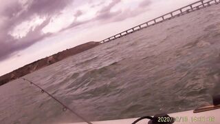 Рыбалка в Керчи у Крымского моста ставрида подходит косяками к берегу