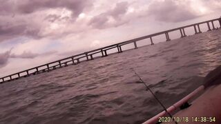 Рыбалка в Керчи у Крымского моста ставрида подходит косяками к берегу