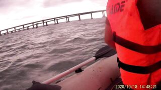 Рыбалка в Керчи у Крымского моста ставрида подходит косяками к берегу